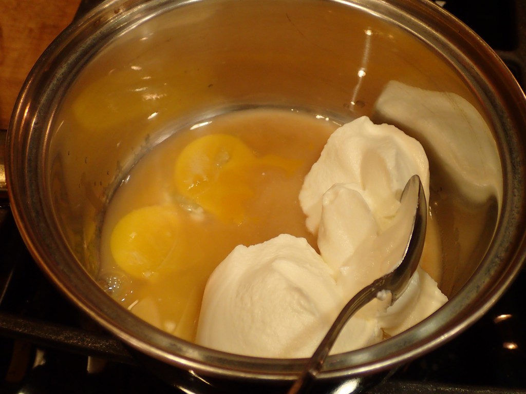 Stir sour cream, egg yolks and vinegar together