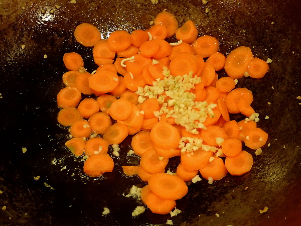 Stir-fry carrots and garlic